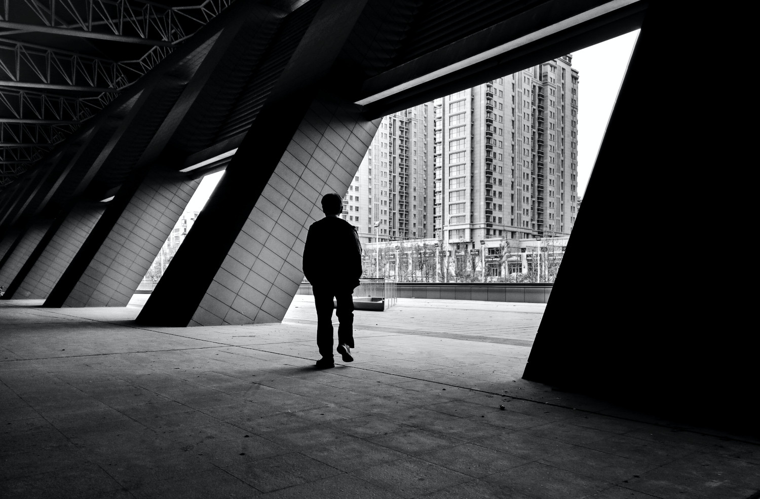 Mann läuft aus einer Gasse in den Hof